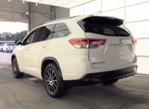 More photos of 2018 Toyota Highlander SE at Auto Boutique Ohio, OH