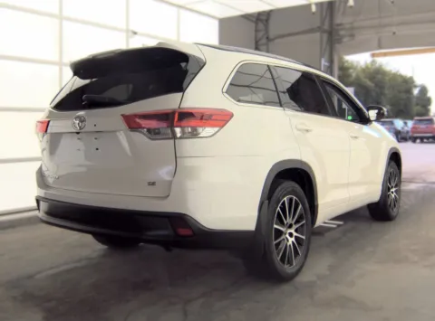 More photos of 2018 Toyota Highlander SE at Auto Boutique Ohio, OH