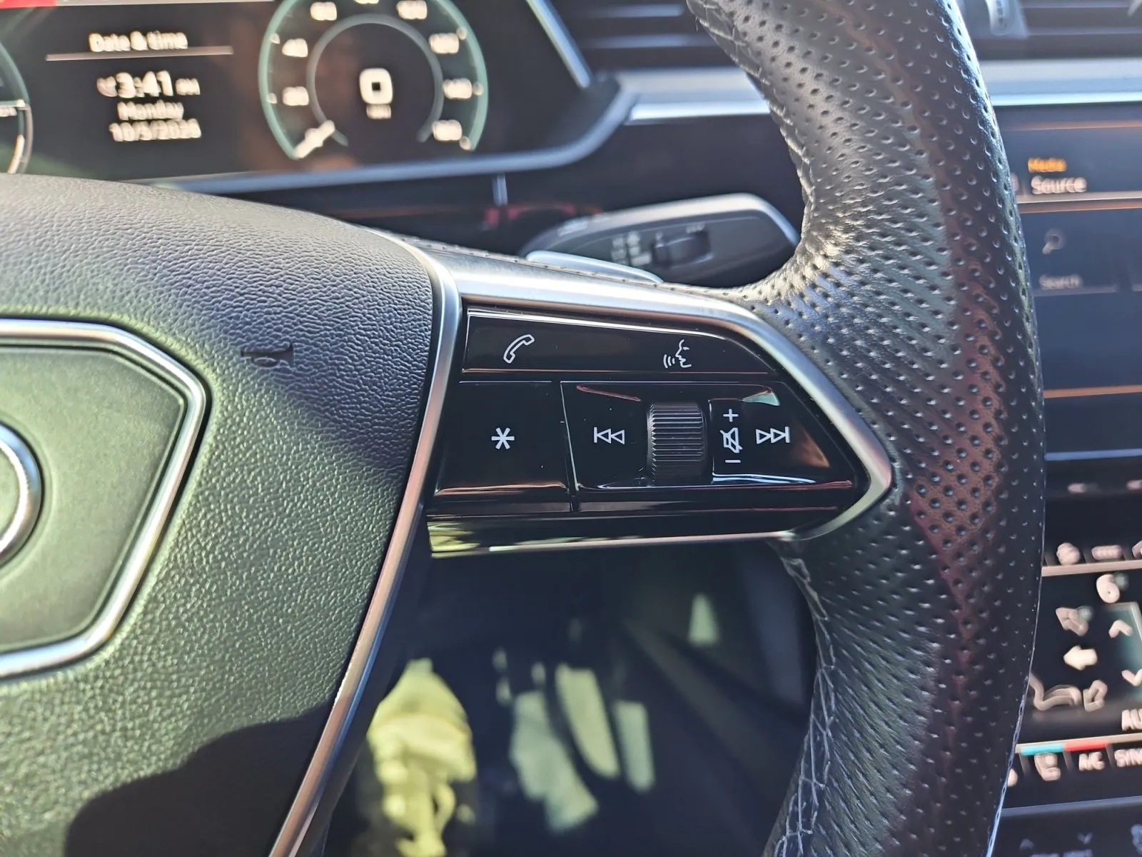 Audi e-tron photo 26