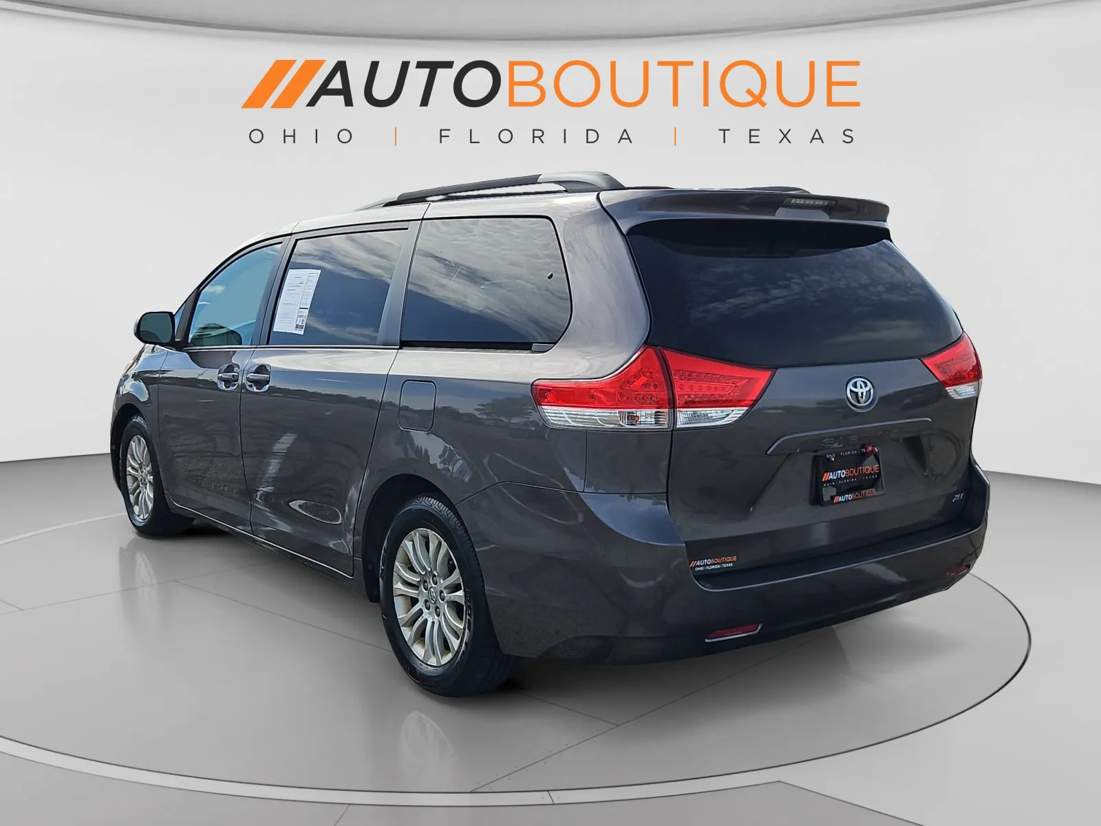 Toyota Sienna photo 3