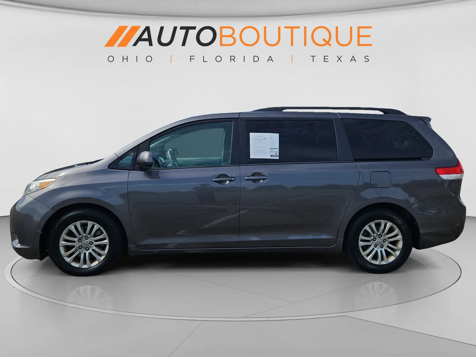 Toyota Sienna photo 2