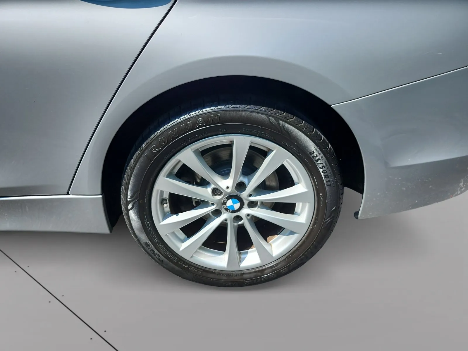 BMW 3 Series photo 12