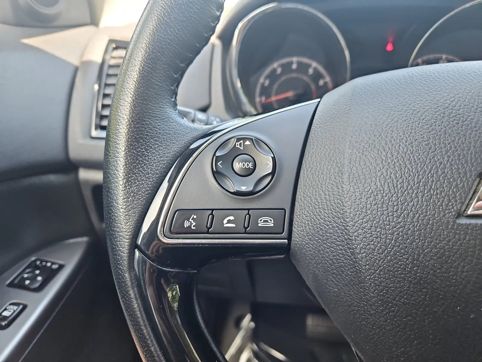 Mitsubishi Outlander Sport photo 24