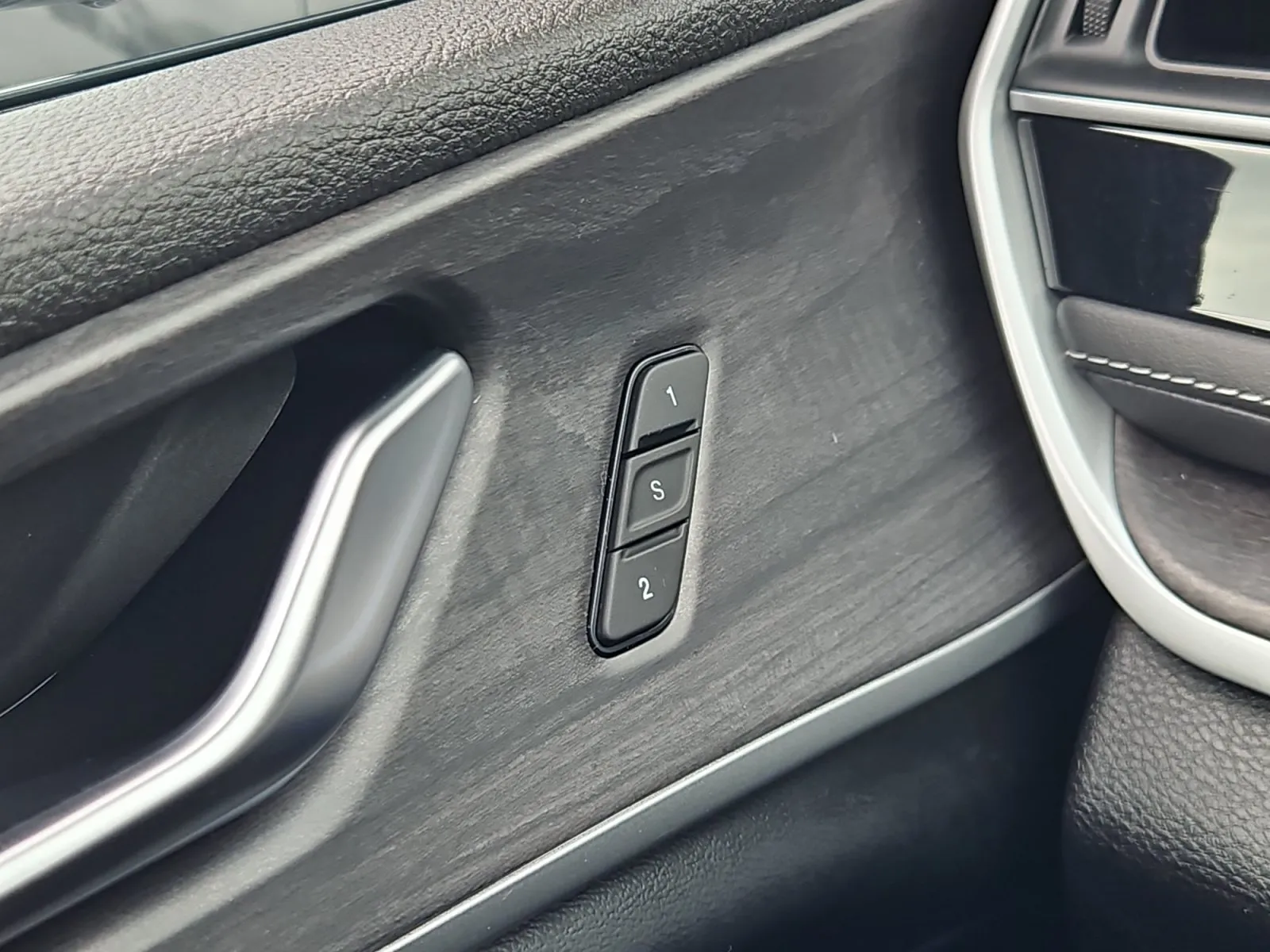 Jeep Grand Cherokee photo 16