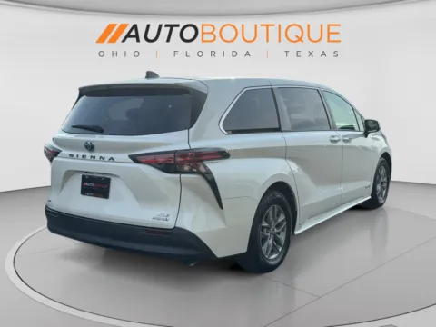 More photos of 2021 Toyota Sienna XLE at Auto Boutique Ohio, OH