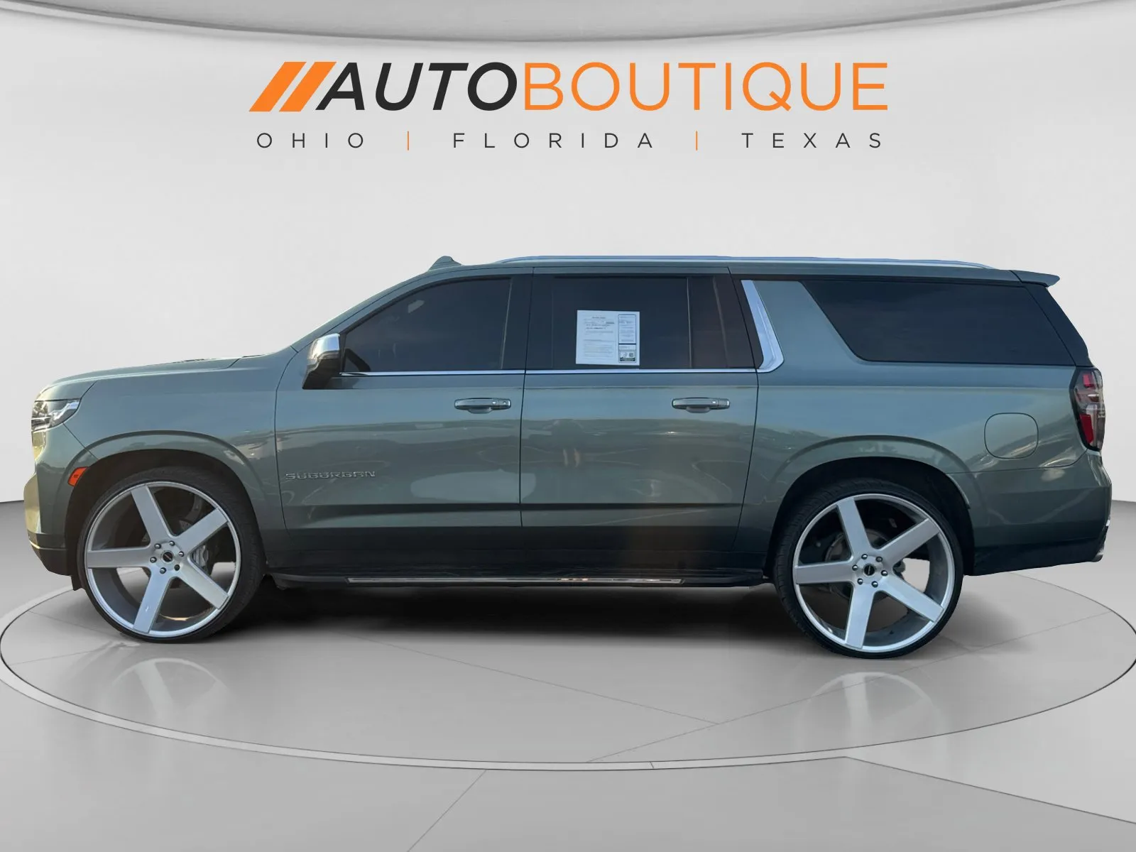 Chevrolet Suburban photo 2