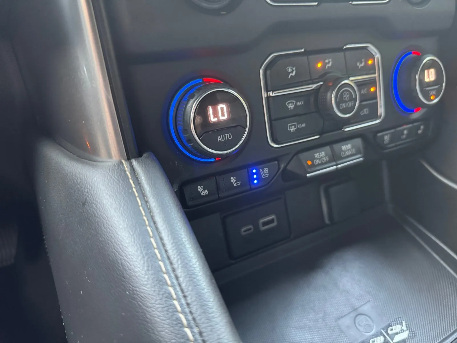 Chevrolet Suburban photo 24