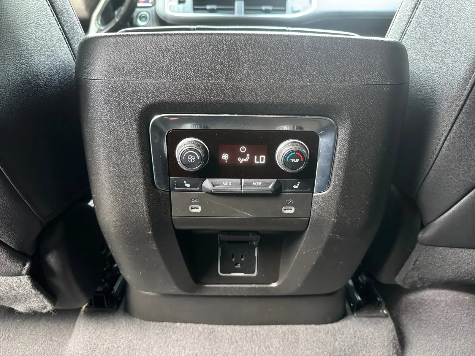 Chevrolet Suburban photo 13