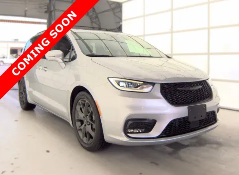 More photos of 2022 Chrysler Pacifica Limited at Auto Boutique Ohio, OH