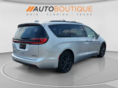 More photos of 2022 Chrysler Pacifica Limited at Auto Boutique Ohio, OH