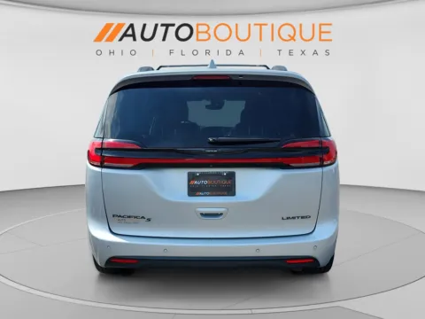 More photos of 2022 Chrysler Pacifica Limited at Auto Boutique Ohio, OH