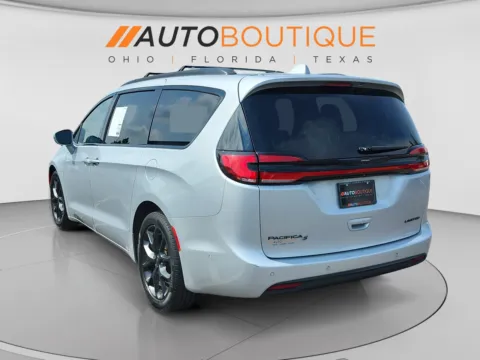 Another view of 2022 Chrysler Pacifica Limited for sale in Columbus, OH at Auto Boutique Ohio