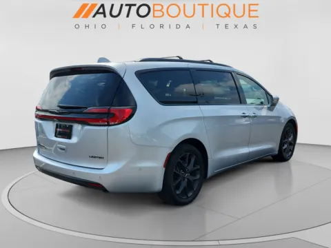 More photos of 2022 Chrysler Pacifica Limited at Auto Boutique Ohio, OH