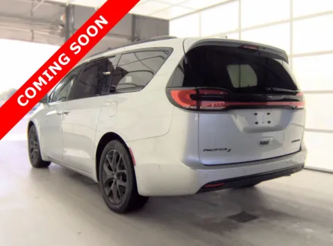 More photos of 2022 Chrysler Pacifica Limited at Auto Boutique Ohio, OH