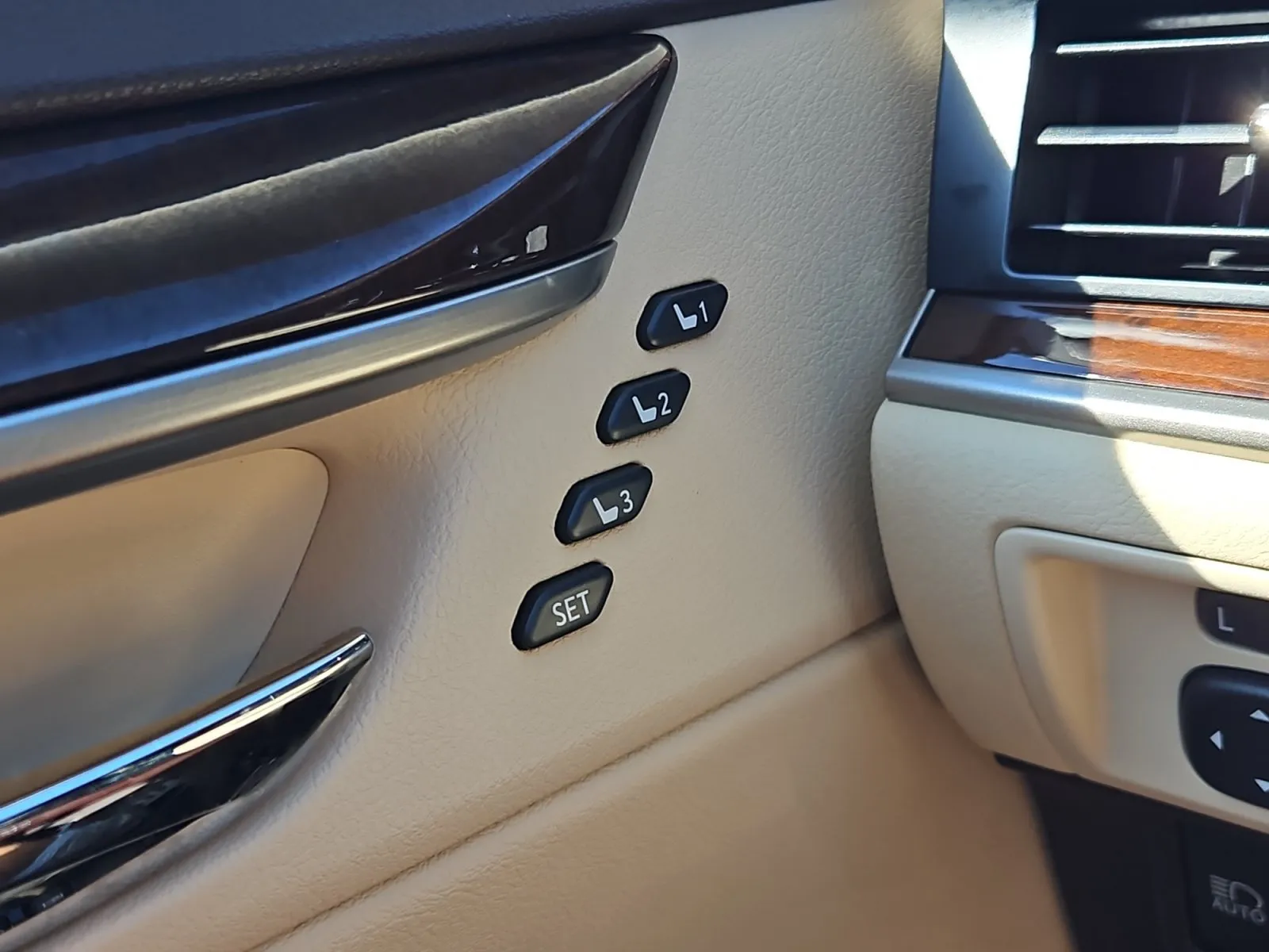 Lexus ES photo 16