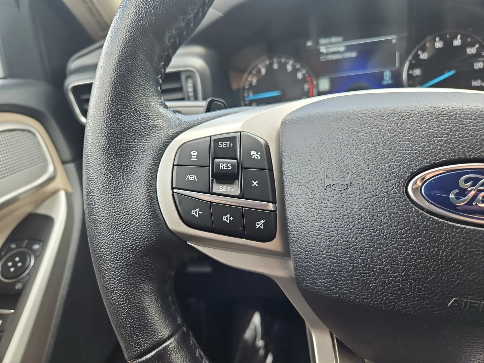 Ford Explorer photo 31