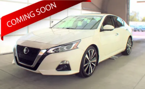 White 2019 Nissan Altima 2.5 Platinum for sale in Columbus, OH