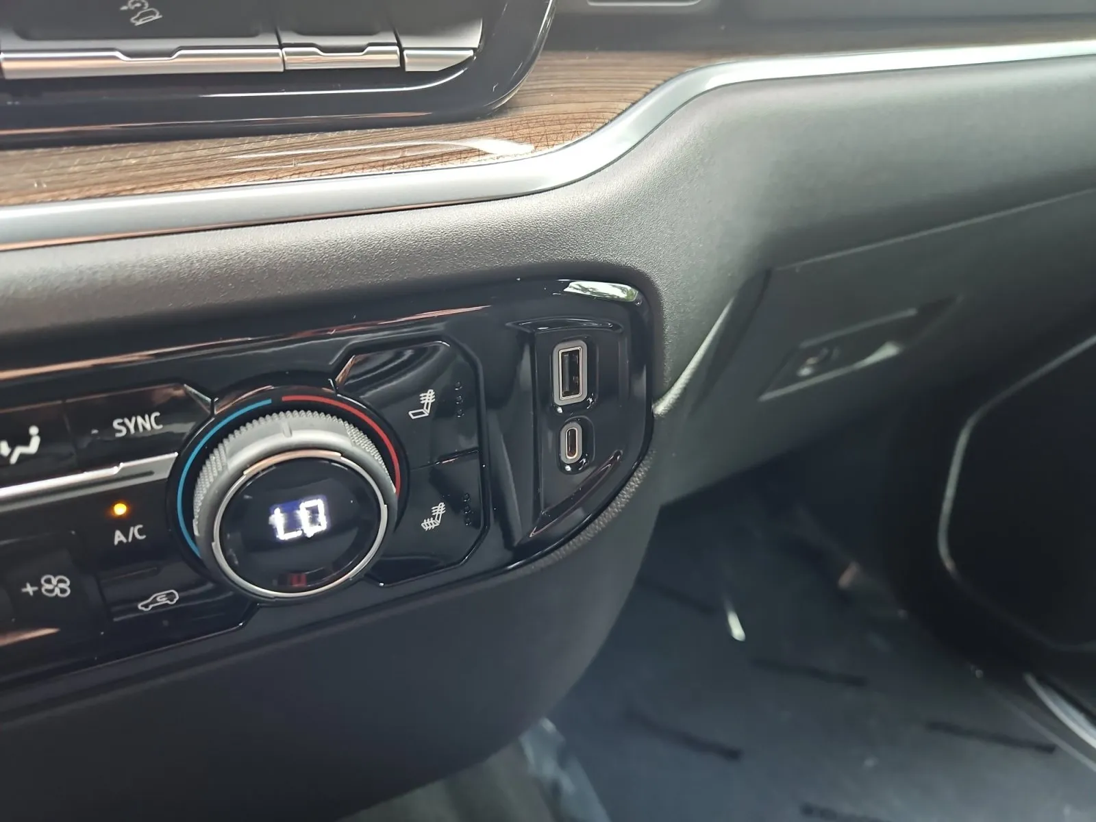 Chevrolet Silverado photo 21