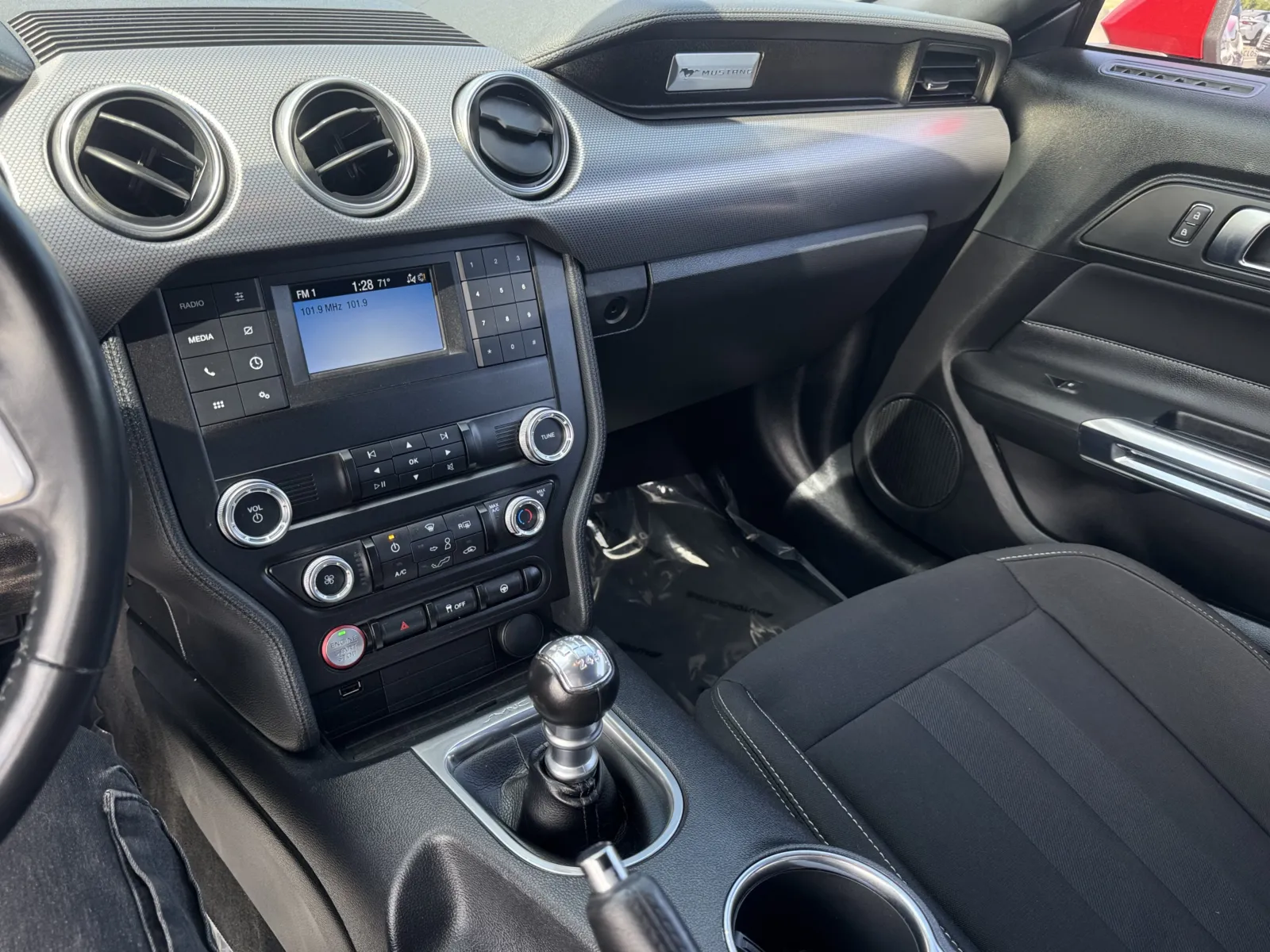 Ford Mustang photo 18