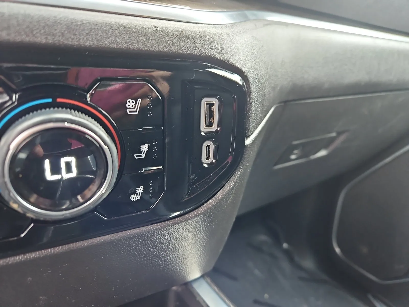 Chevrolet Silverado photo 24