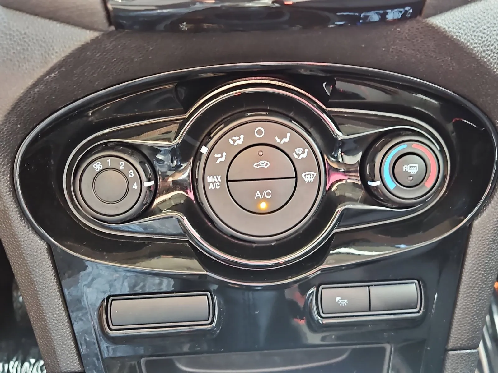 Ford Fiesta photo 18