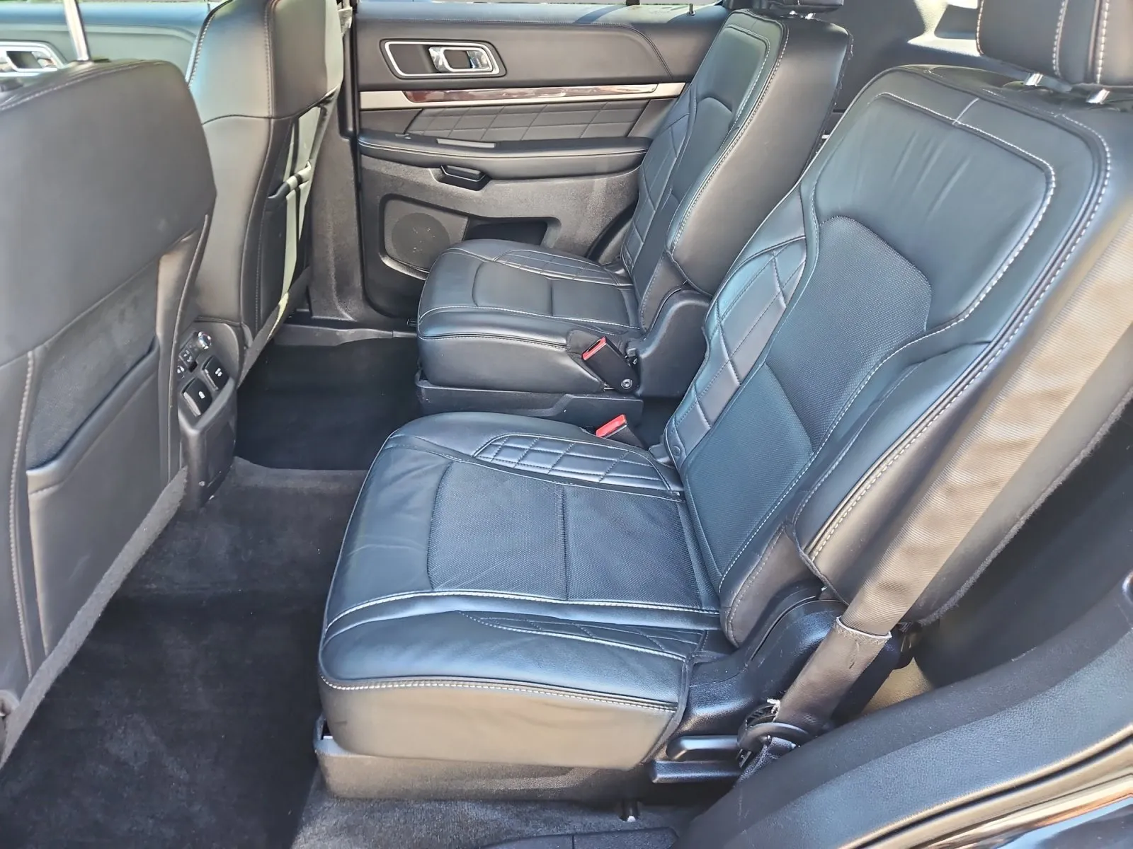 Ford Explorer photo 14