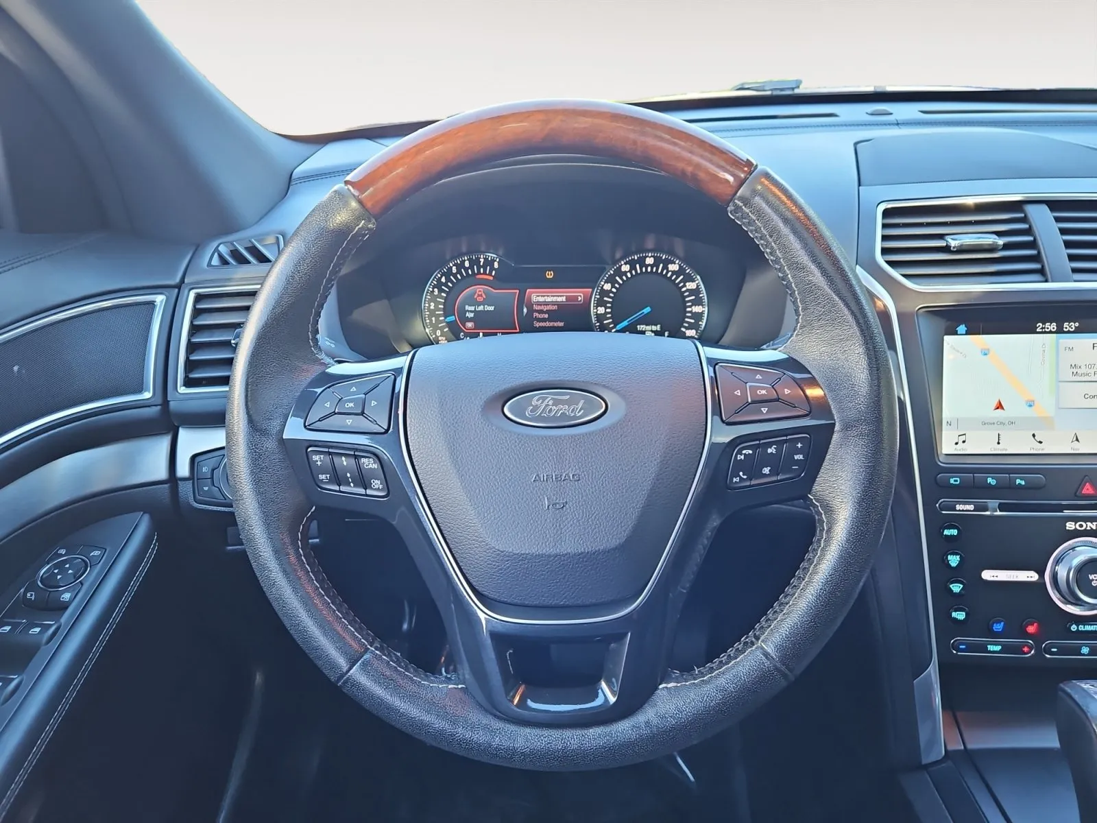 Ford Explorer photo 12