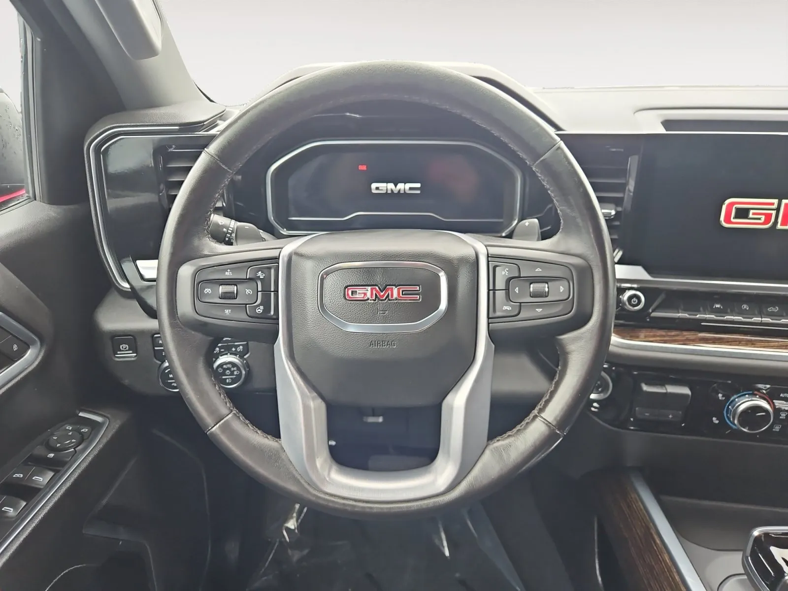 GMC Sierra photo 12