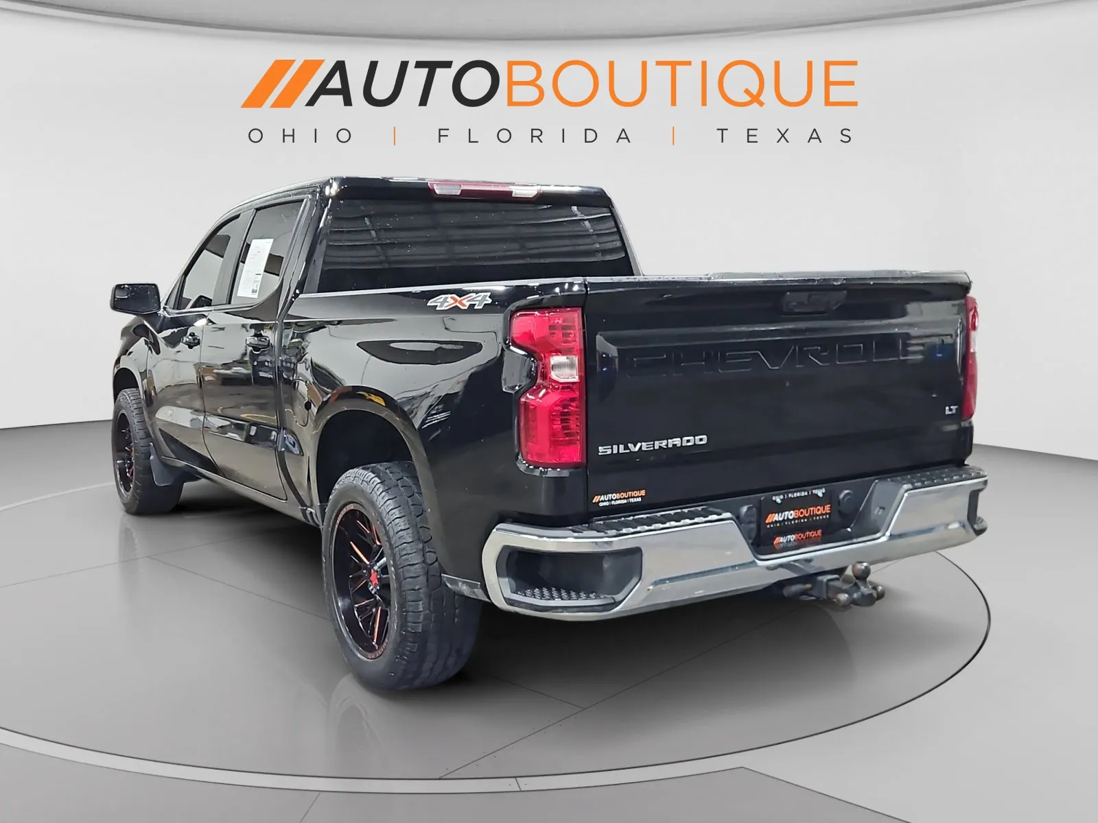 Chevrolet Silverado photo 3