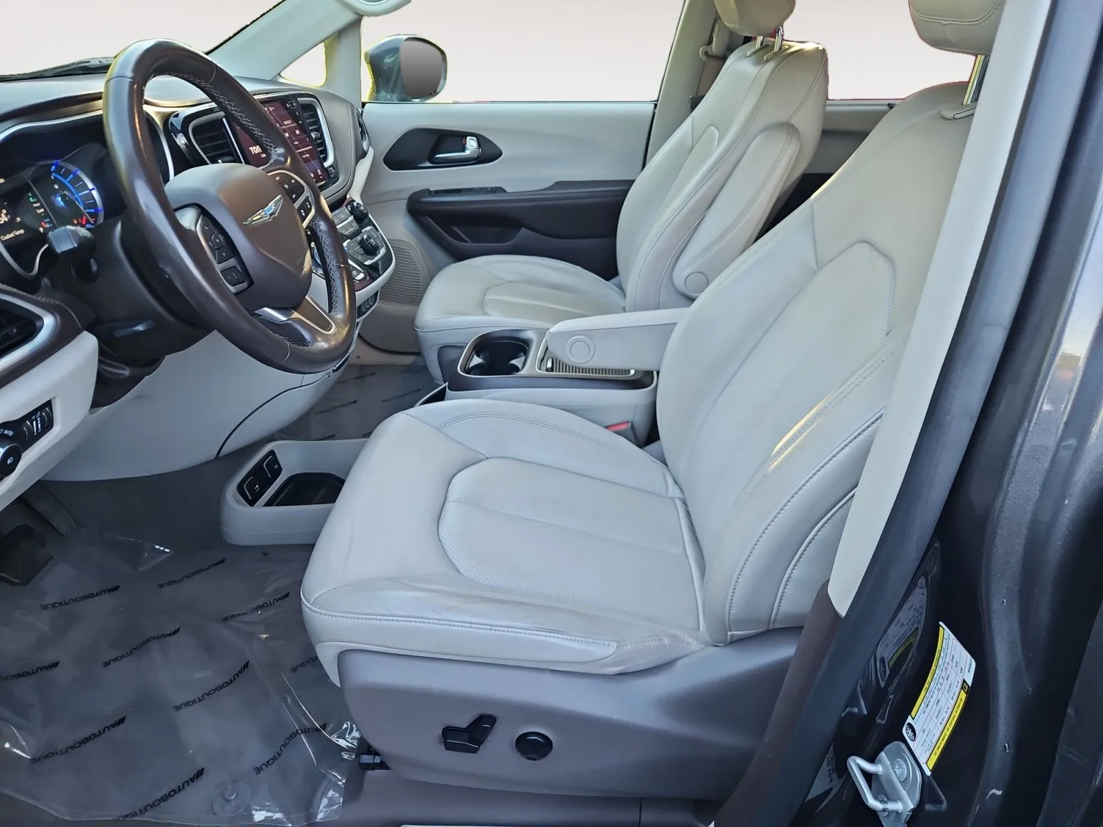 Chrysler Pacifica photo 9