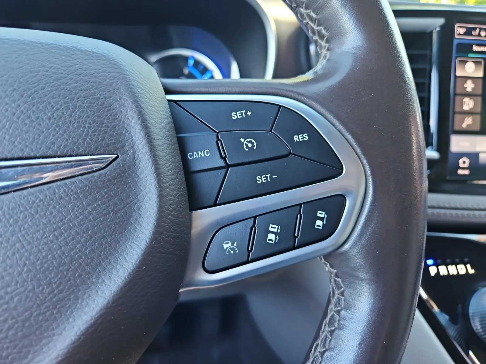 Chrysler Pacifica photo 24