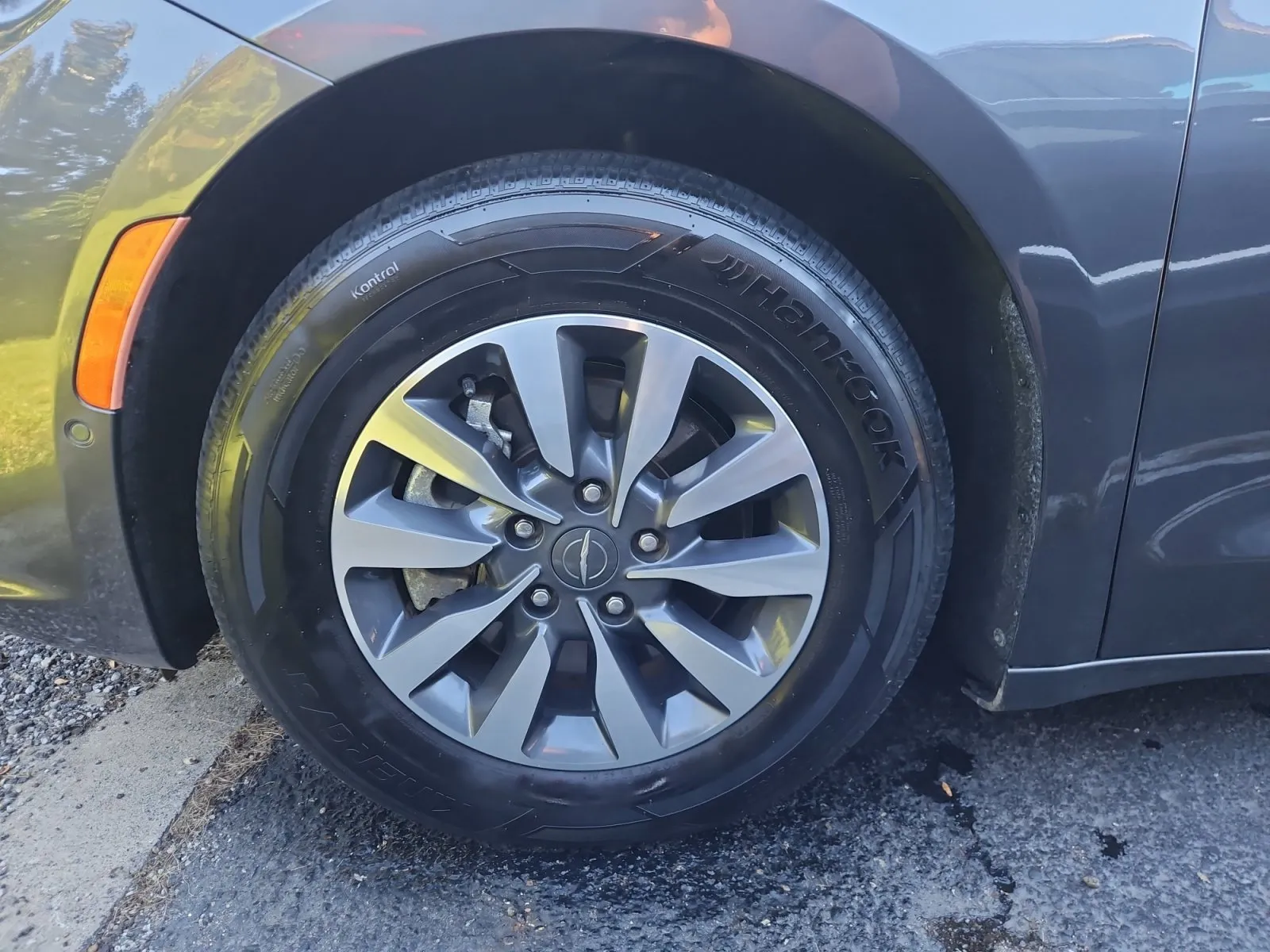 Chrysler Pacifica photo 16