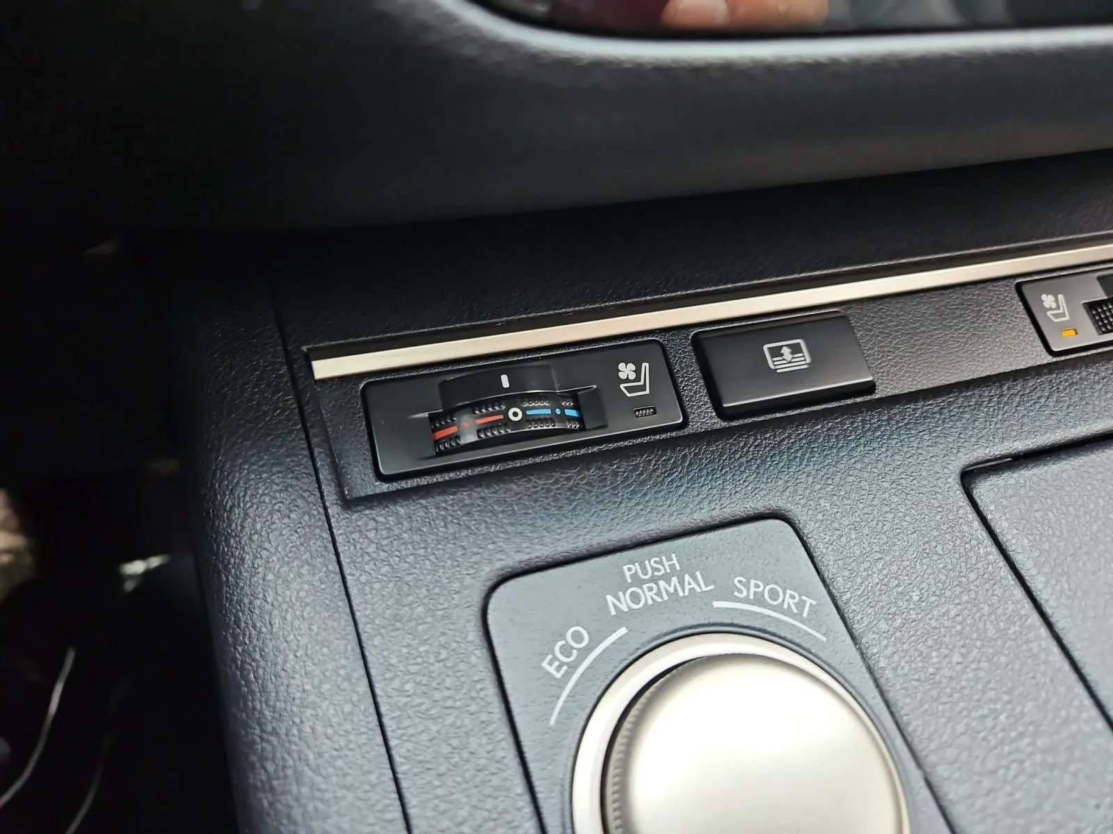 Lexus ES photo 23