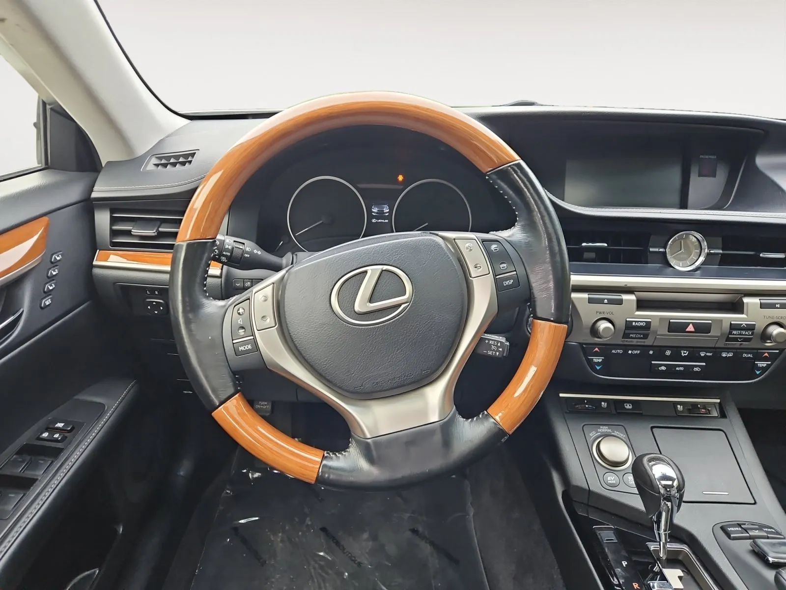 Lexus ES photo 12