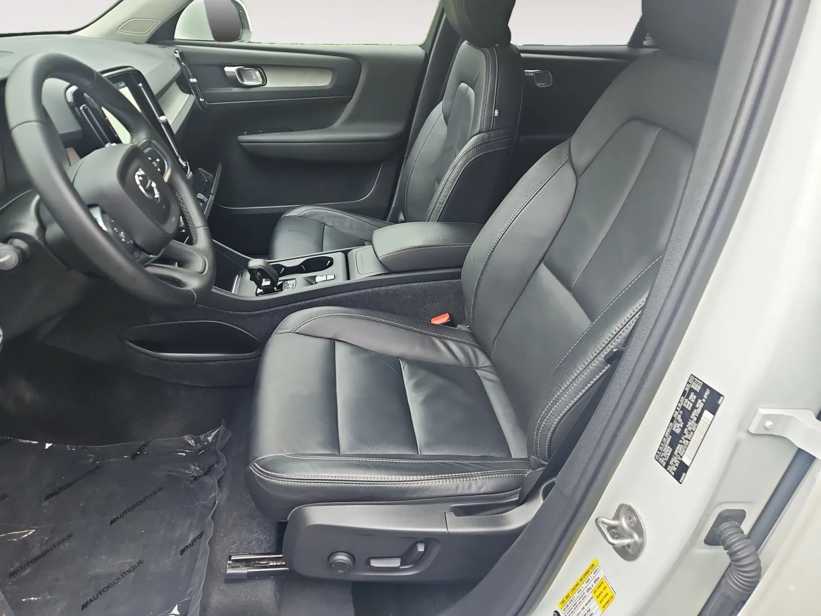 Volvo XC40 photo 9