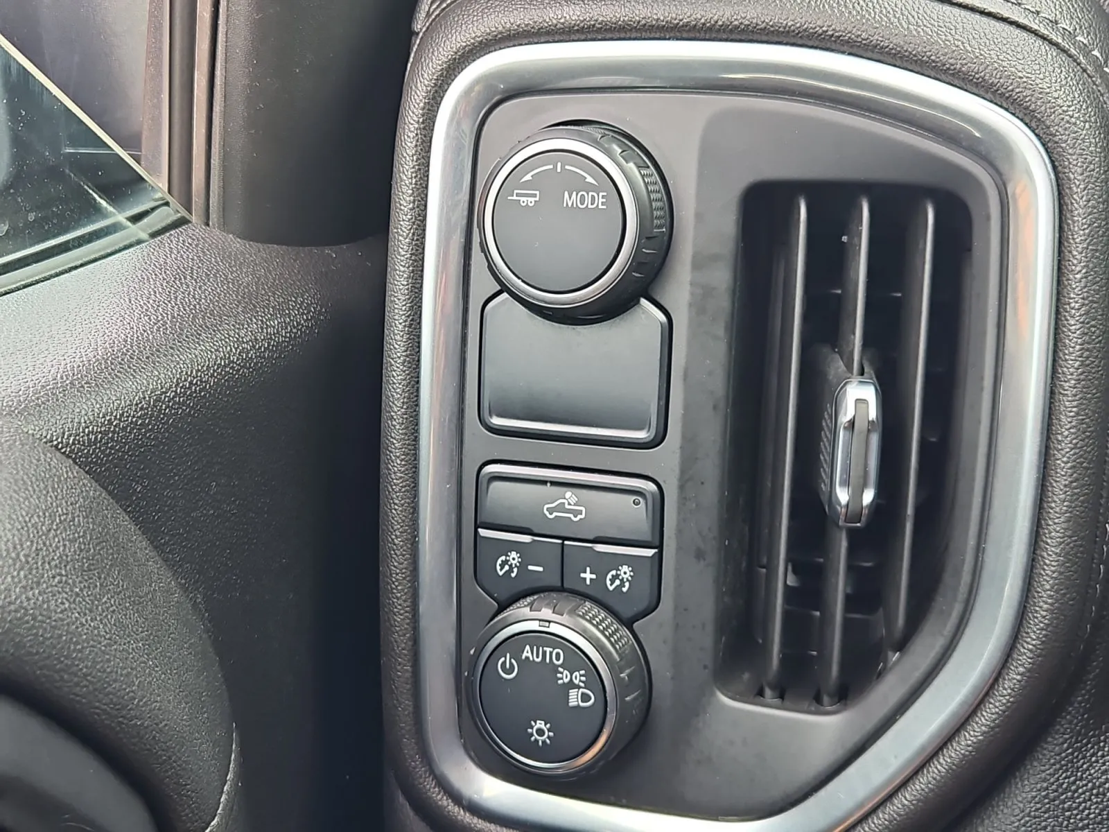 Chevrolet Silverado photo 24