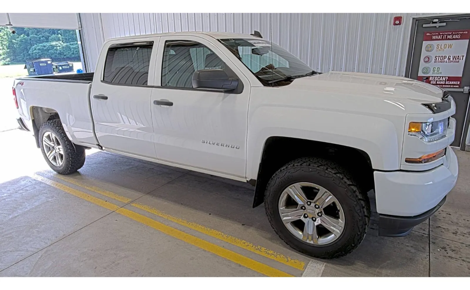 Chevrolet Silverado photo 3