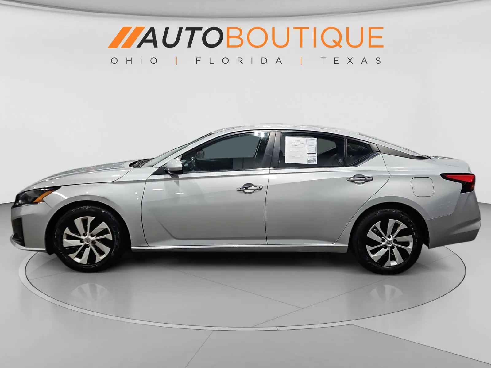 Nissan Altima photo 2