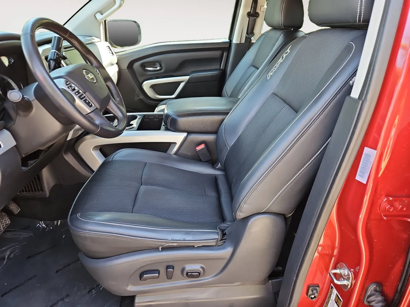 Nissan Titan photo 9