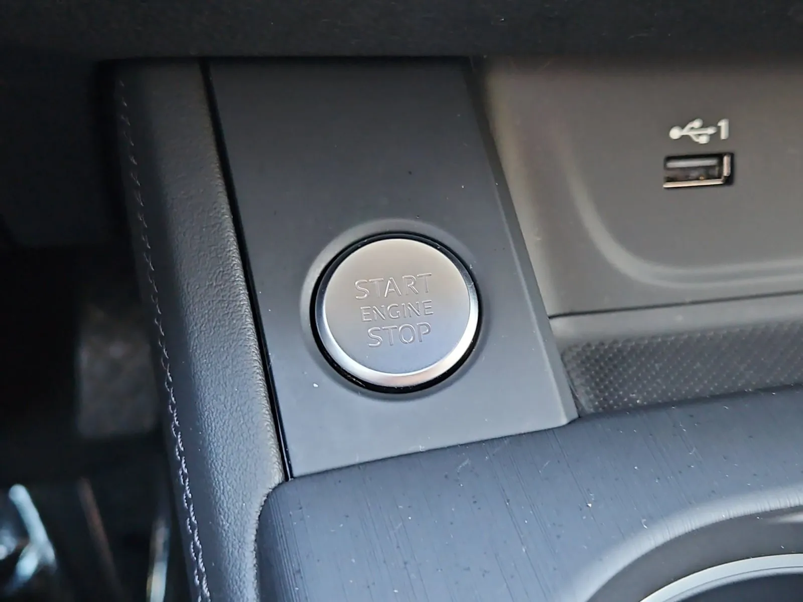 Audi A4 photo 25