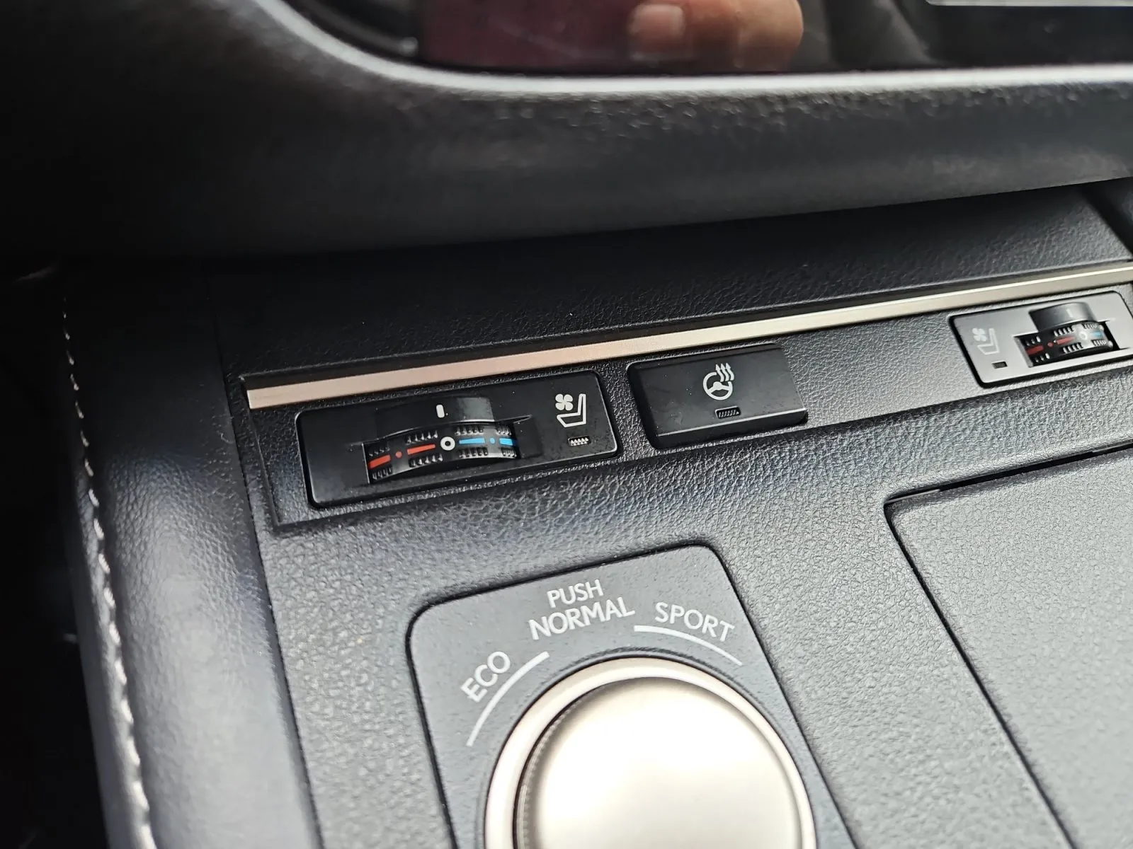 Lexus ES photo 22