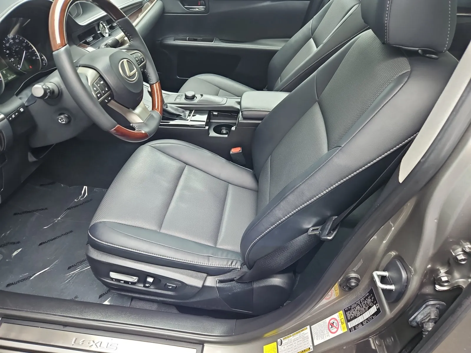 Lexus ES photo 10
