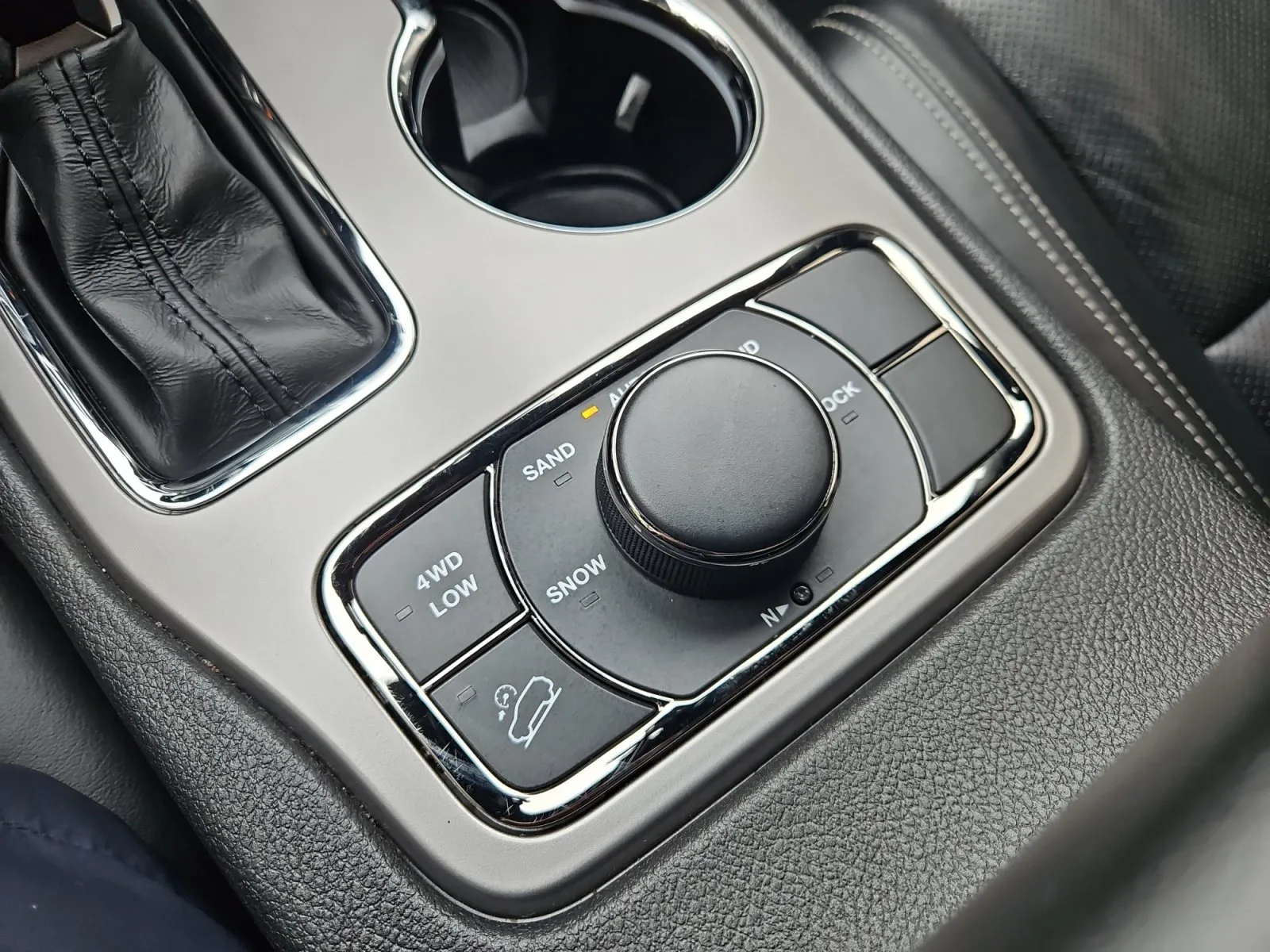 Jeep Grand Cherokee photo 28