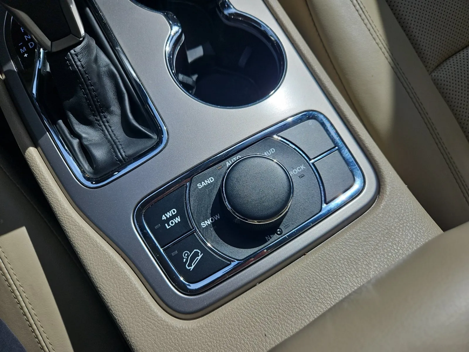 Jeep Grand Cherokee photo 26