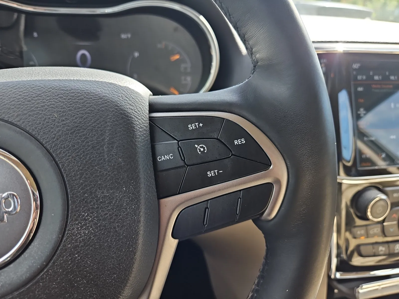 Jeep Grand Cherokee photo 27