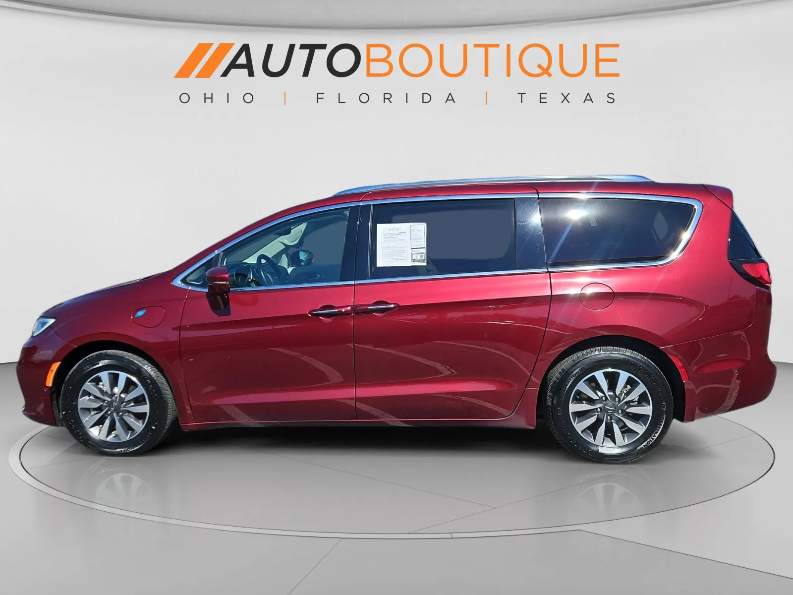 Chrysler Pacifica photo 2