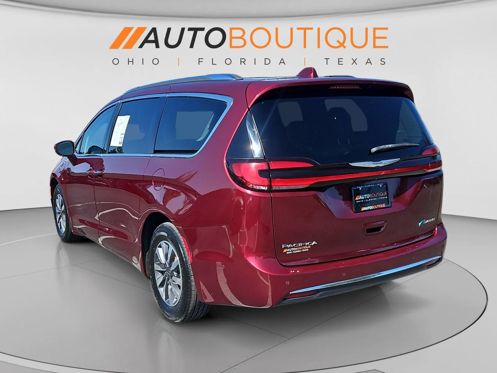 Chrysler Pacifica photo 3
