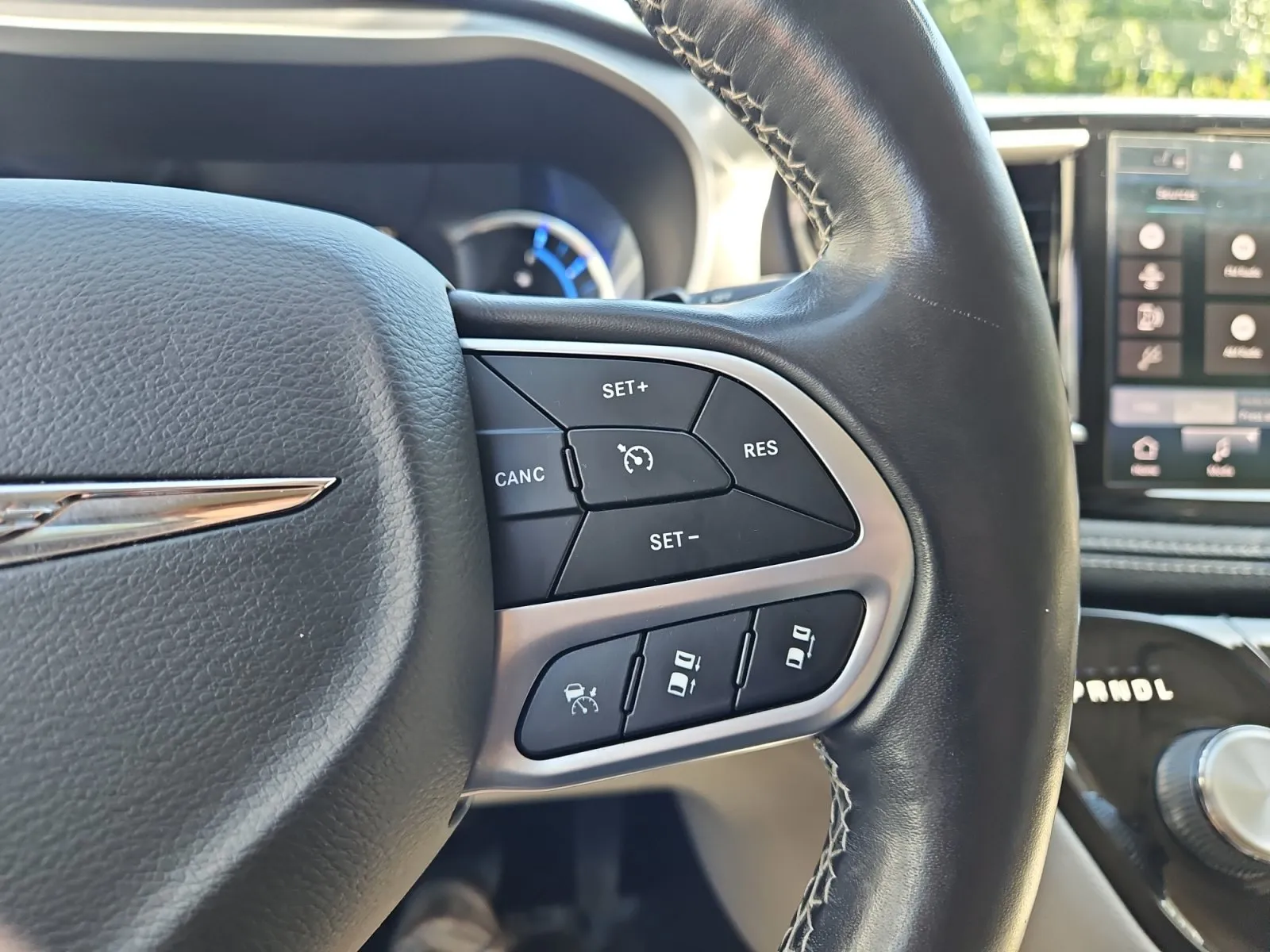 Chrysler Pacifica photo 26