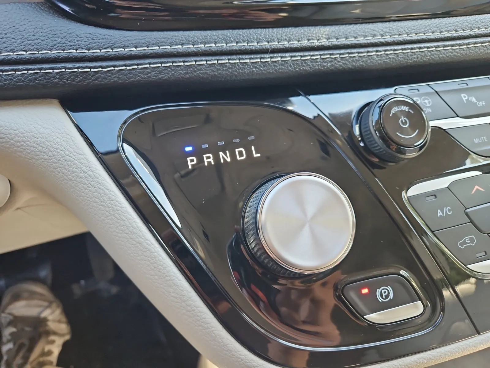 Chrysler Pacifica photo 24