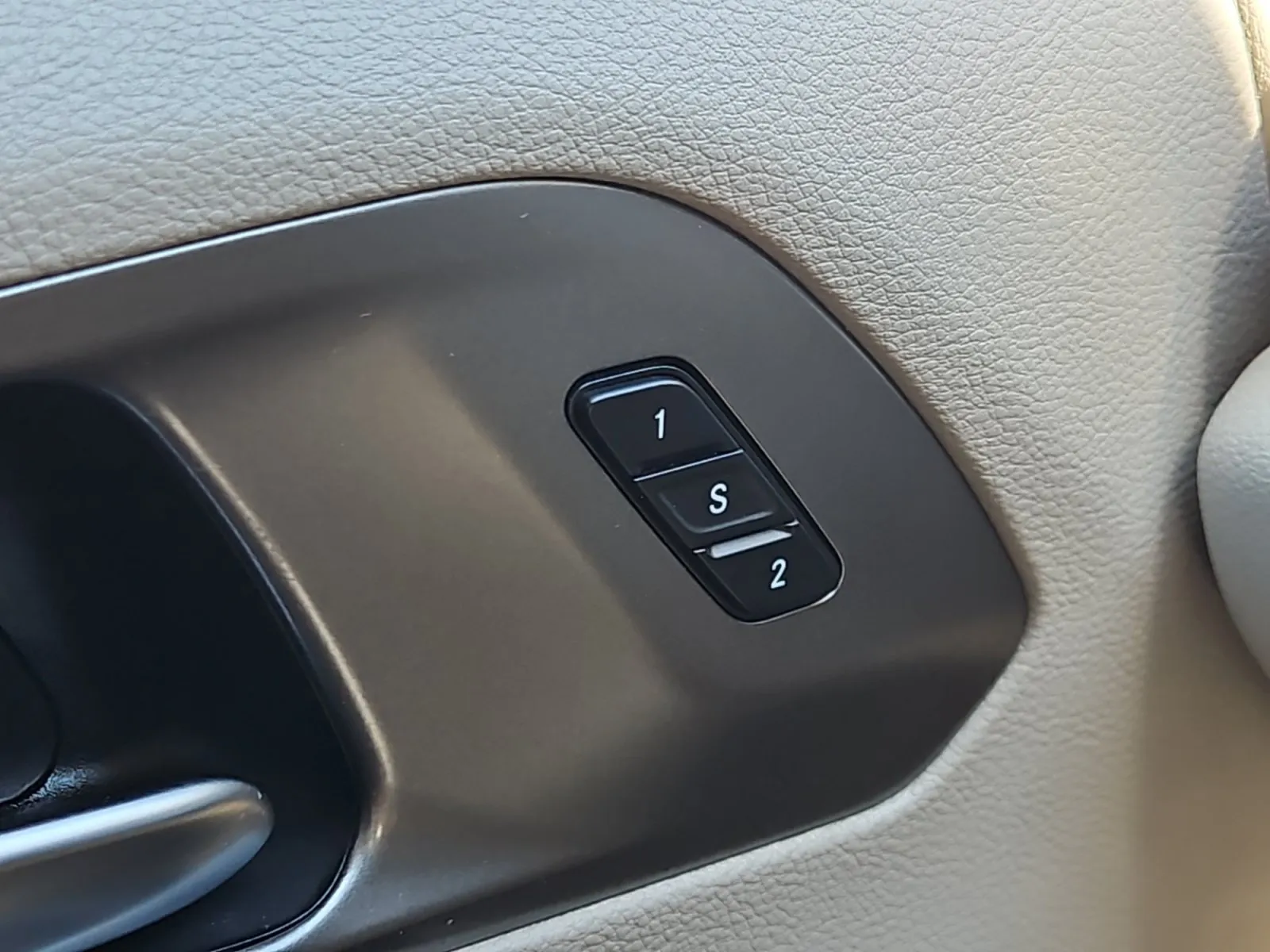 Chrysler Pacifica photo 16